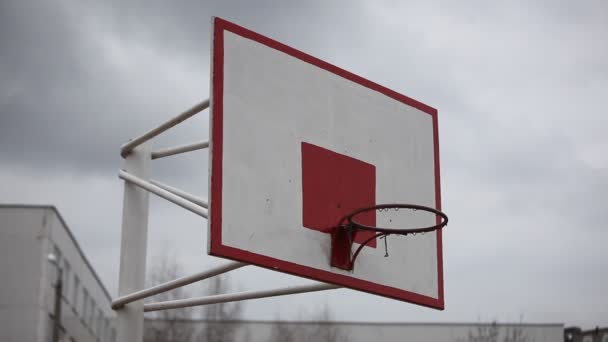 Fliegende Reifen auf dem Schulhof der Basketballschule — Stockvideo