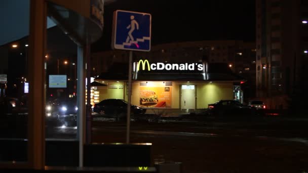 McDonalds restaurant nachts — Stockvideo