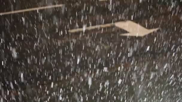 Neve che cade su una strada — Video Stock