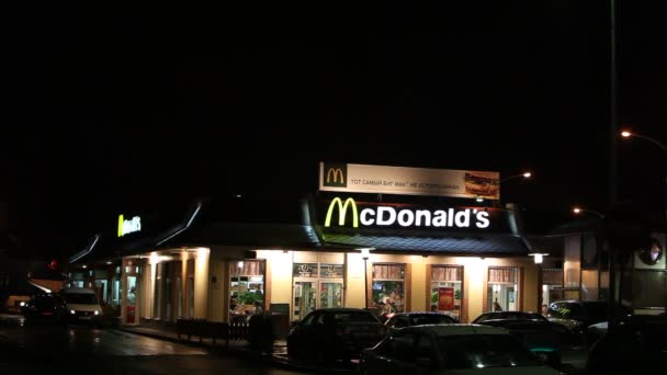 McDonalds restaurang på natten — Stockvideo