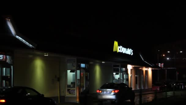 McDonalds restaurang på natten — Stockvideo