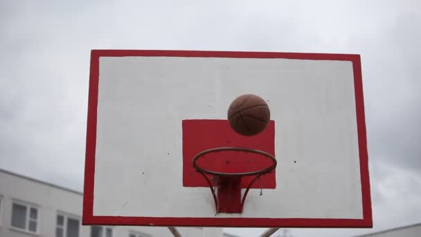 Літаючі обручі на баскетбольному майданчику школи — стокове відео