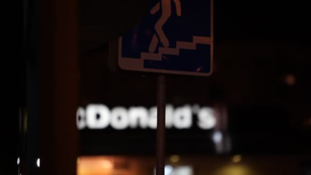 Restaurante McDonalds por la noche — Vídeos de Stock