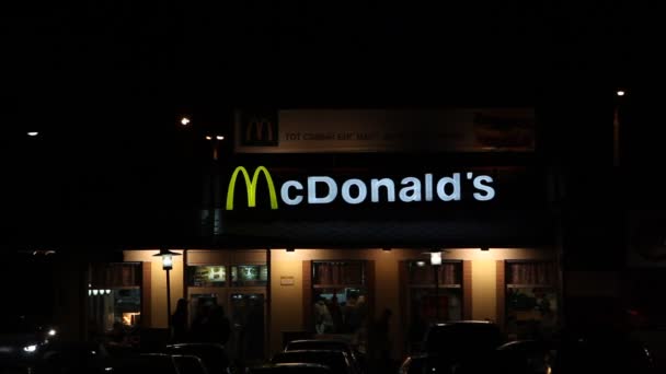 McDonalds εστιατόριο τη νύχτα — Αρχείο Βίντεο