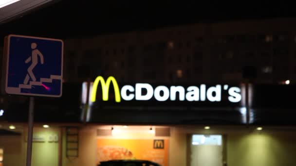McDonalds restaurant at night — Stock Video