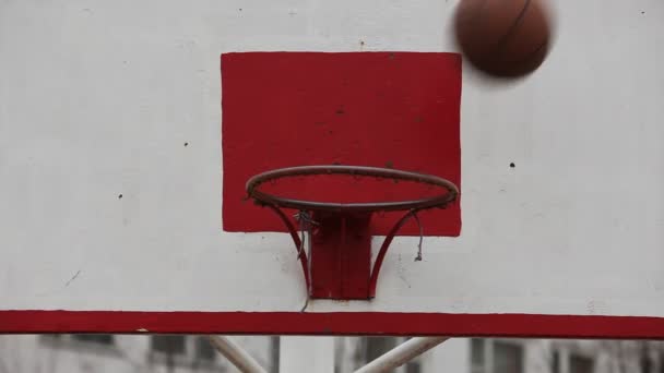 Flown cerceaux sur le terrain de jeu de l'école de basket-ball — Video