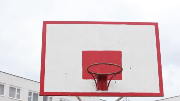 Oblatany obręcze na boisku szkolnym koszykówki — Wideo stockowe