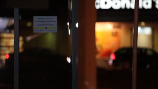 McDonalds restaurant om natten – stockvideo