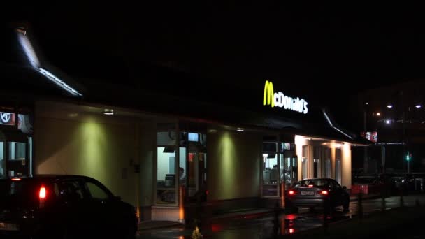 밤에 있는 맥도날드 레스토랑 — 비디오