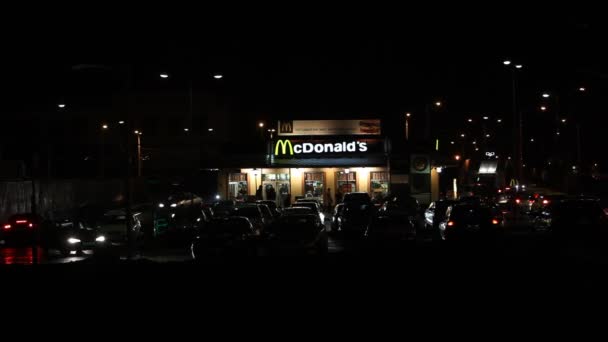 Restaurante McDonalds por la noche — Vídeos de Stock