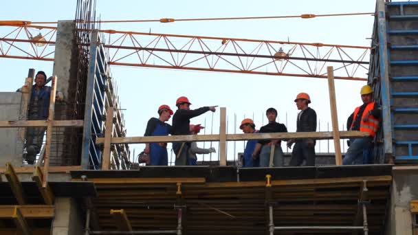 Trabajadores en una obra de construcción — Vídeo de stock