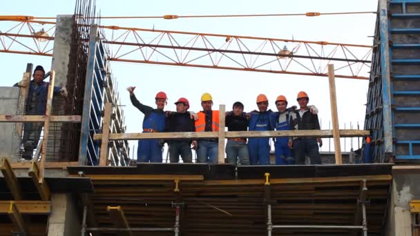 Trabajadores en una obra de construcción — Vídeos de Stock