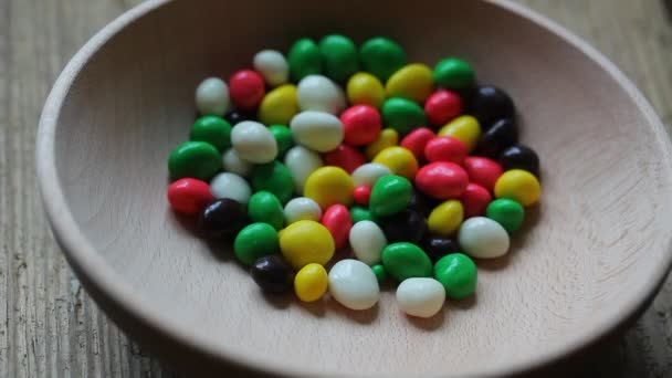 Caramelos de colores en un plato — Vídeos de Stock