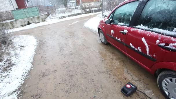 Coche rojo en invierno — Vídeo de stock