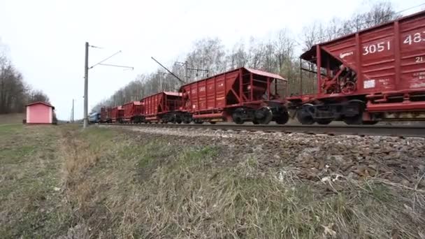 Zug fährt mit Schotter auf die Waggons auf — Stockvideo