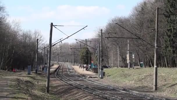 Люди переходят железнодорожные пути — стоковое видео
