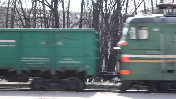 Автомобільний вантажний поїзд проходить день — стокове відео