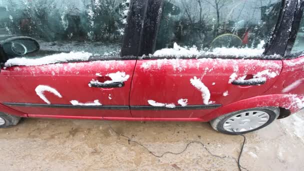 Carro vermelho no inverno — Vídeo de Stock