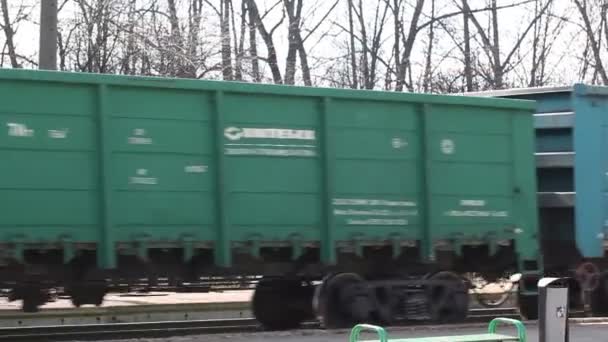 Tren de carga de coche día que pasa — Vídeos de Stock