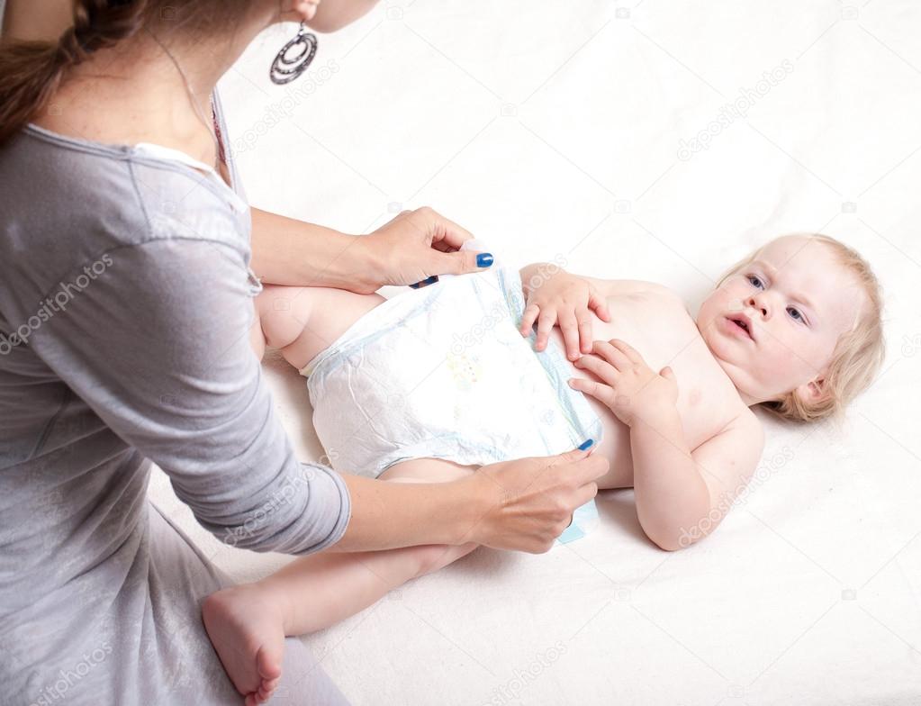 смена подгузника новорожденному. дошкольники в памперсах. новорожденному меняют памперс. Change baby. детская вагина грудничков.
