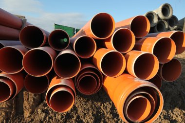 bir inşaat sahasında su boruları