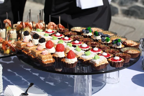 Hornear dulces en una mesa de boda festiva — Foto de Stock