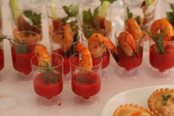 Canapés vegetales en una mesa de boda festiva al aire libre —  Fotos de Stock