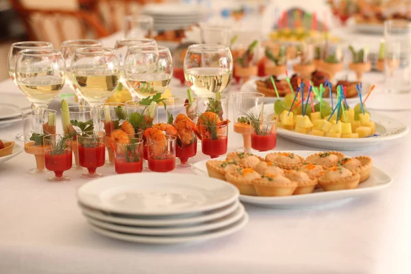 Canapés vegetales en una mesa de boda festiva al aire libre —  Fotos de Stock