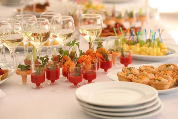 Овощные канапе на праздничном свадебном столе под открытым небом — стоковое фото