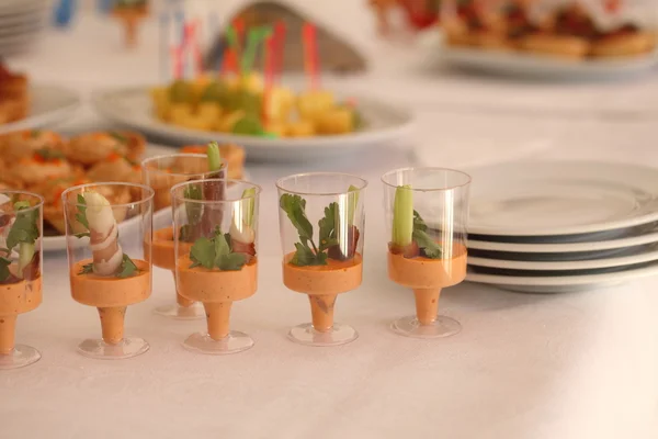 Canapés vegetales en una mesa de boda festiva al aire libre —  Fotos de Stock