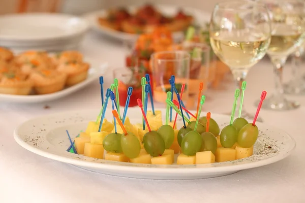 Canapés vegetais em uma mesa de casamento festiva ao ar livre — Fotografia de Stock