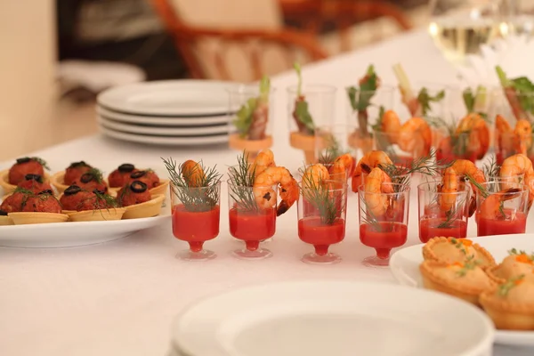 Canapés vegetales en una mesa de boda festiva al aire libre —  Fotos de Stock