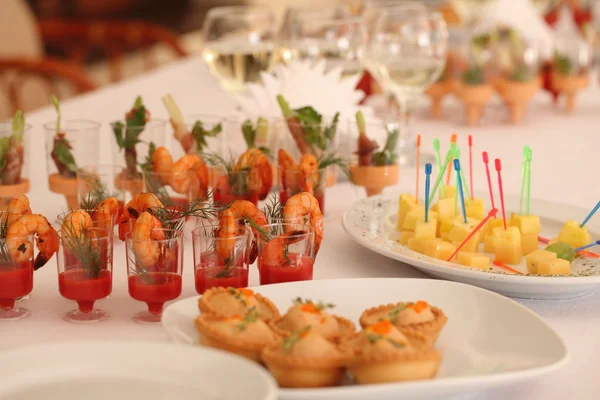 Canapés vegetales en una mesa de boda festiva al aire libre —  Fotos de Stock