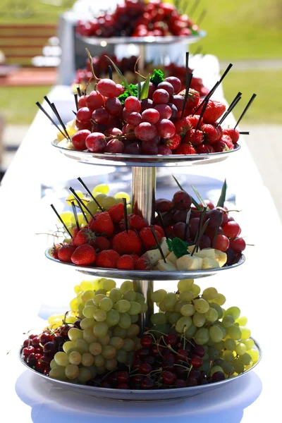 Frutas y dulces en una mesa de bodas — Foto de Stock