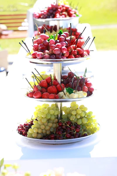 Ovoce a sladkosti na svatební stůl — Stock fotografie