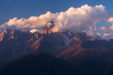 Güzel dağ tepe bulutlar