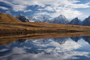 Dağ gölü manzarası