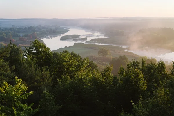Rano krajobraz z rzeką — Zdjęcie stockowe