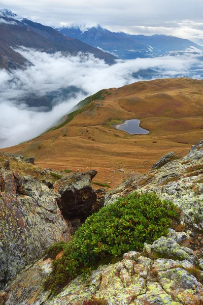 Paisagem com lago de montanha — Fotografia de Stock