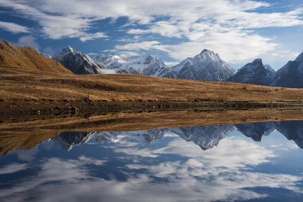 Dağ gölü manzarası