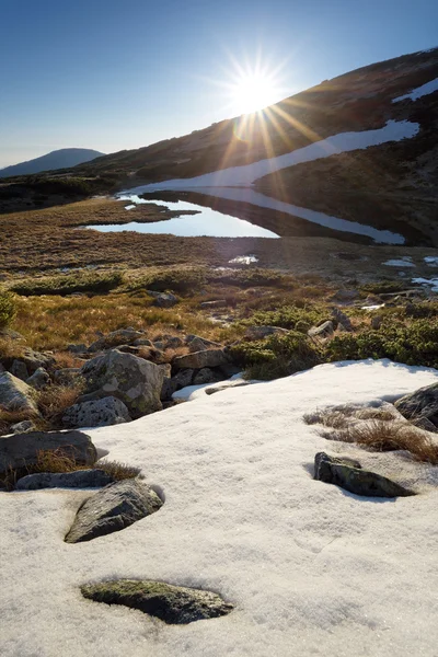 Frühlingslandschaft in den Bergen — Stockfoto