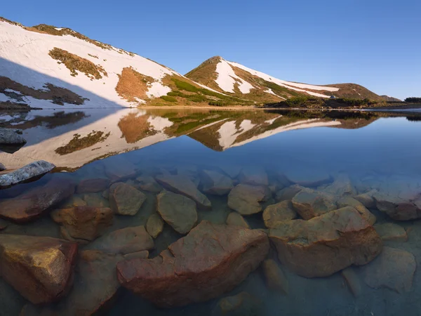 Lago de montaña en la primavera —  Fotos de Stock