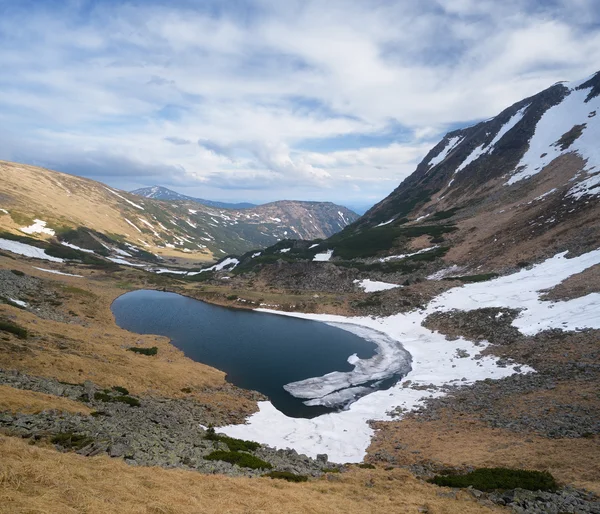 Paysage printanier avec lac de montagne — Photo