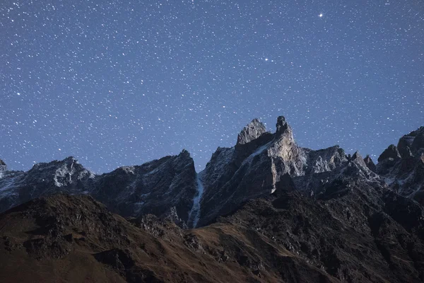 Dağları ile gece manzarası — Stok fotoğraf