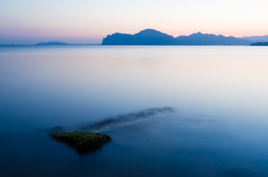 Bulanık su ve dağlar ile Seascape