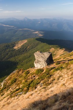 Dağlarda bir taş ile yaz manzara