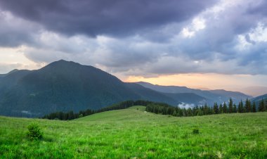 Dağlarda Günbatımı ile yaz peyzaj