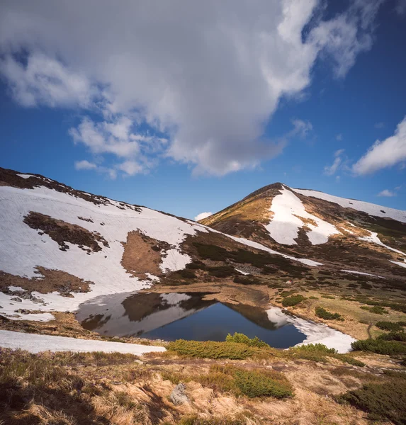 Vacker sjö i fjällen på våren — Stockfoto