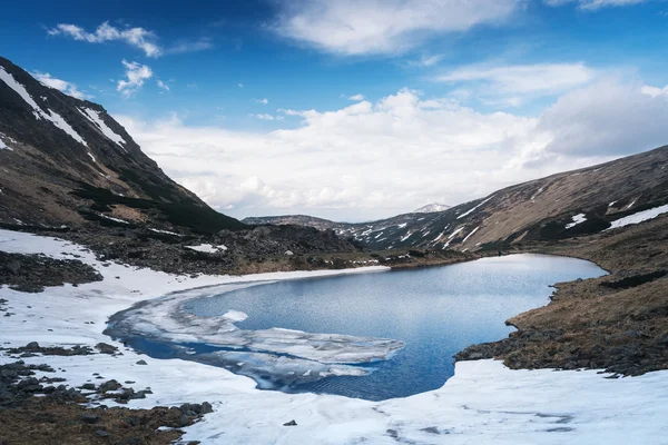 Mountain lake with ice and snow in spring — Stock Photo, Image