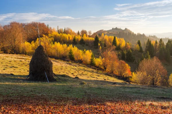 Höstlandskap i bergsby — Stockfoto